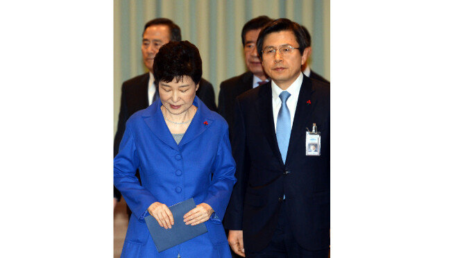 2016년 12월 9일 국회의 탄핵소추안이 가결된 뒤 박근혜 대통령(왼쪽)이 청와대에서 마지막 국무위원 간담회를 주재하기 위해 황교안 대통령권한대행과 회의실에 입장하고 있다. [청와대사진기자단]