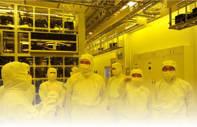 이재용 삼성전자 부회장(오른쪽 네 번째)이 8월 6일 충남 천안사업장을 방문해 반도체 패키징 라인을 둘러보고 있다. [삼성전자 제공]