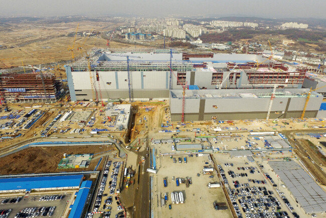 삼성전자 평택 반도체 사업장은 축구장 400개 넓이인 289만㎡에 이른다. [뉴스1]