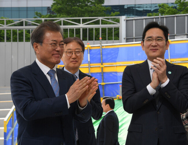 4월 30일 경기도 화성 삼성전자 DSR에서 열린 시스템반도체 비전 선포식에 참석한 문재인 대통령과 이재용 삼성전자 부회장. [청와대사진기자단]