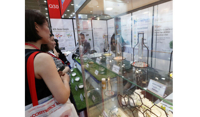 6월 26일 서울 강남구 코엑스 Hall C에서 열린 ‘2019 인코스메틱스 코리아’에서 관람객들이 제품 상담을 받고 있다. [뉴시스]