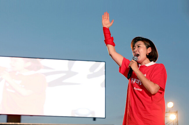 나경원 자유한국당 원내대표가 5월 4일 서울 종로구 세종문화회관 앞에서 자유한국당이 주최한 ‘문재인 정권 규탄 3차 집회’에 참석해 당원들에게 인사하고 있다.[뉴시스]