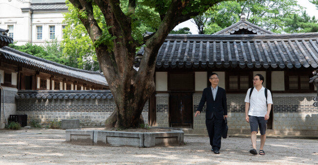 1세대가 차이 나는 친구 주대환(왼쪽), 나연준이 운현궁을 걷고 있다. [조영철 기자]