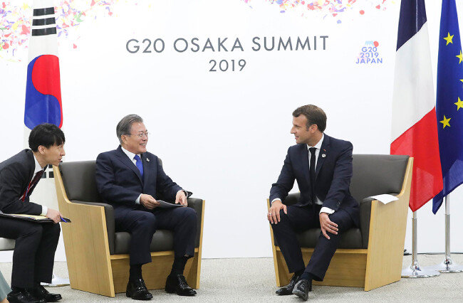 문재인 대통령과 에마뉘엘 마크롱 프랑스 대통령이 6월 28일 G20 정상회담장인 일본 인텍스 오사카 양자회담장에서 한-프랑스 정상회담을 하고 있다. [청와대 제공]