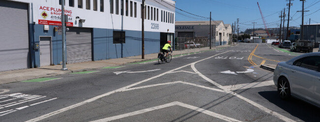 샌프란시스코 포트레로힐 지역 도로에서 한 남성이 자전거를 타고 차도를 가로지르고 있다. 그의 왼쪽으로 바닥을 녹색으로 칠하고 차도와의 사이에 플라스틱 보호 기둥을 세운 자전거도로가 설치돼 있다. 반면 그의 오른쪽 자전거도로는 바닥만 녹색으로 칠했고 플라스틱 보호기둥은 설치하지 않았다. 샌프란시스코에는 이처럼 다양한 형태의 자전거도로가 혼재한다.