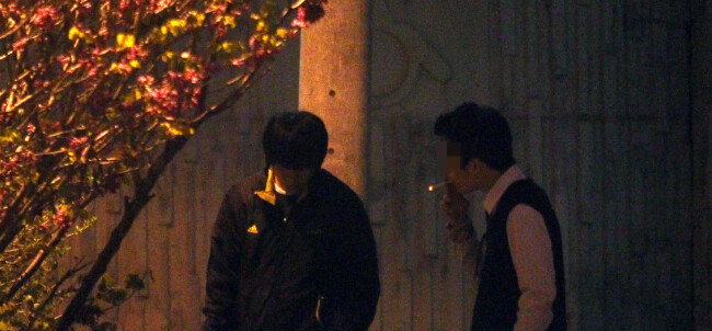 도서관 옆에서 인근 고등학교 교복을 입은 청소년 2명이 담배를 피우고 있다. [뉴시스]