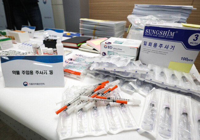 7월 3일 서울 양천구 서울지방식품의약품안전청에서 열린 유소년야구교실 불법 스테로이드 단속 관련 브리핑에서 공개된 불법 스테로이드 약품. [뉴스1]