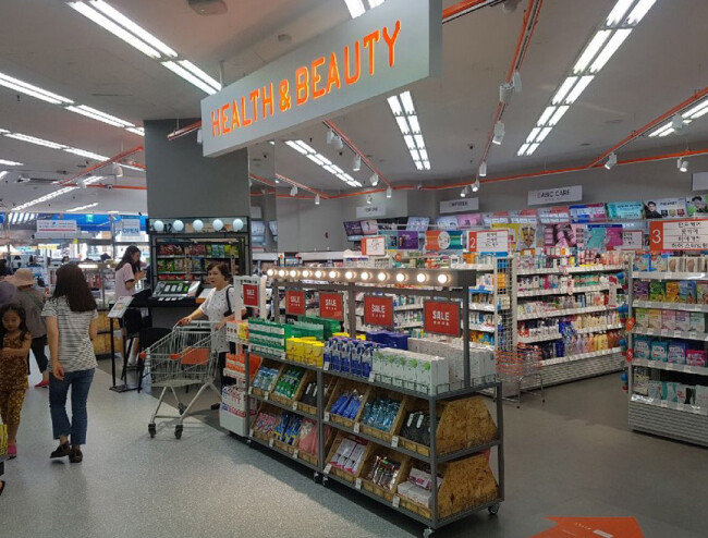 롯데슈퍼가 롯데의 H&B 스토어인 ‘롭스(LOHB’s)’와 함께 선보인 하이브리드 매장 ‘롯데슈퍼 with 롭스 1호점(시흥은행점)’. [박영대 동아일보 기자]