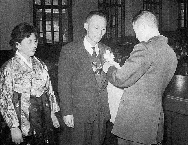 1961년 서울시 문화상을 받는 이명동.