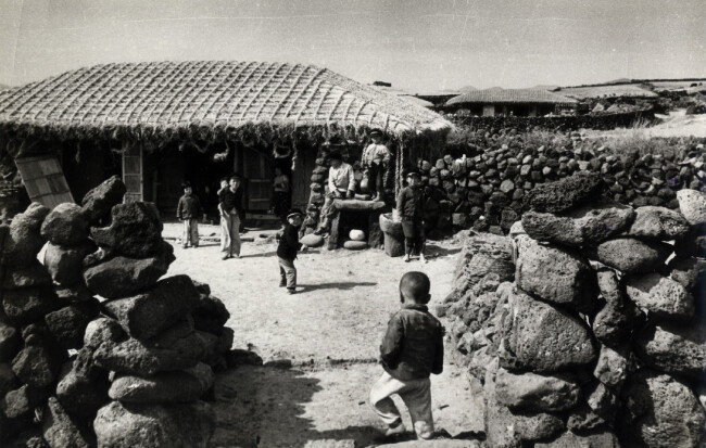 제주 마라도(1968년 작). 신동아 1968년 2월호에 실린 작품이다.