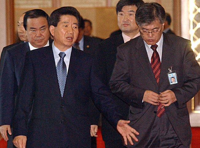 2003년 4월 29일 청와대에서 열린 국무회의를 마치고 나온 노무현 대통령이 문재인 민정수석과 대화하고 있다. [김경제 동아일보 기자]