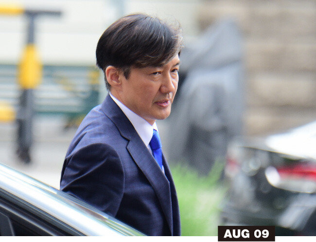 법무부 장관 후보자로 지명된 8월 9일 조국 후보자가 종로구 적선동 인사청문회 준비 사무실로 첫 출근하고 있다.