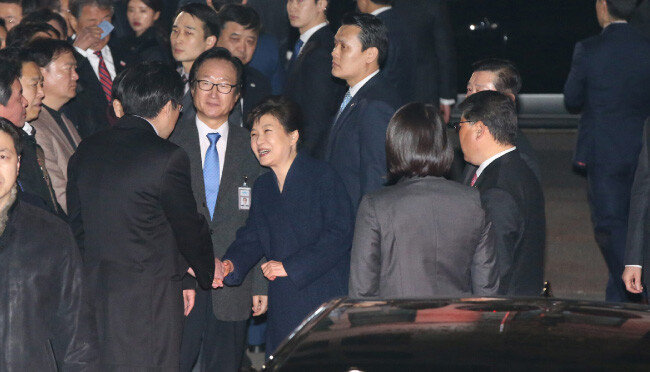2017년 3월 12일 청와대를 떠나 서울 강남구 삼성동 사저에 도착한 박근혜 전 대통령이 마중을 나온 친박 의원 등 지지자들과 인사를 나누고 있다. [뉴시스]