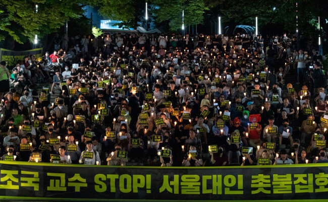 8월 28일 서울대에서 열린 ‘조국 반대’ 촛불집회. [조영철 기자]