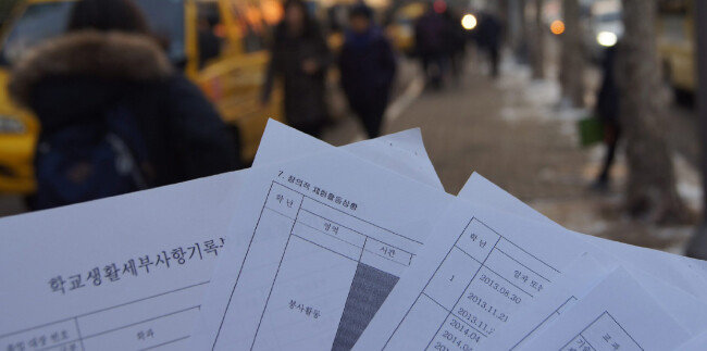 비교과 관련 스펙 쌓기에 피로감을 호소하는 학생이 많다. [동아DB]