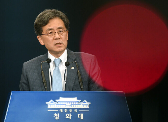 김현종 청와대 국가안보실 2차장이 8월 23일 한일 군사정보보호협정 연장 종료 관련 브리핑을 하고 있다. [청와대사진기자단]