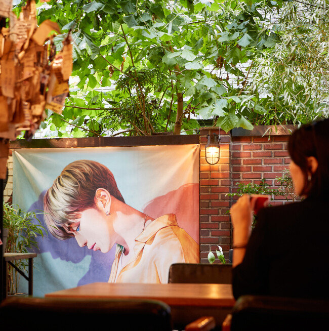 다니엘 포레스트에 전시돼 있는 강다니엘 그림. 팬 작가 @reWolFspring의 작품이다.