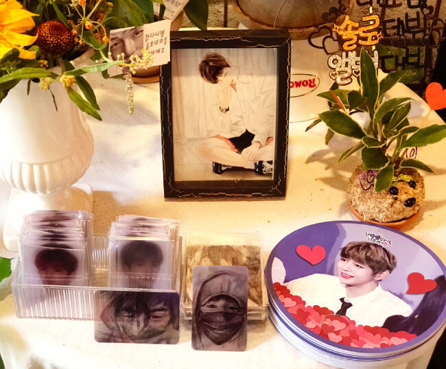 강다니엘 솔로 데뷔 축하 이벤트로 팬들이 준비한 나눔 선물들. [사진제공·@스토리블라썸]
