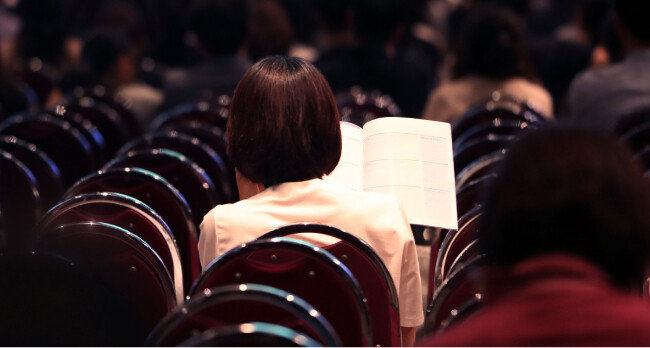 8월 25일 서울 여의도 63컨벤션센터에서 열린 성균관대 수시 지원전략 설명회에서 참석자가 관련 자료를 보고 있다. [뉴시스]