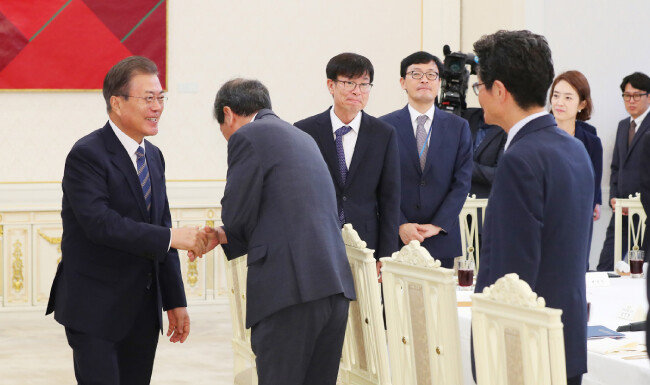 문재인 대통령이 8월 14일 청와대 본관에서 열린 국정과제위원장 초청 간담회에서 김진경 국가교육회의 의장과 인사하고 있다. [뉴시스]