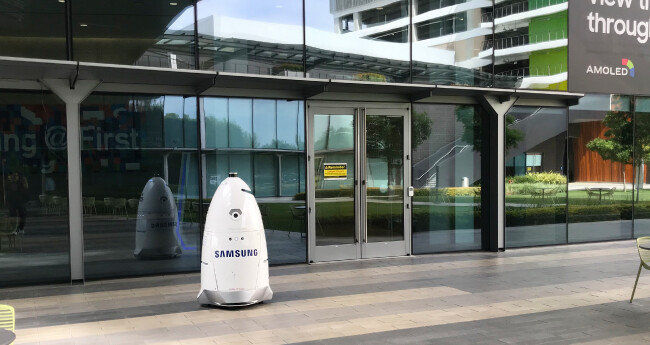 미국 나이트스코프사가 제작한 경비로봇이 삼성전자 미국법인 본사 외부를 감시하고 있다.
