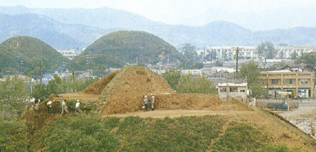 1973년 천마총 발굴 당시 모습. [이광표 제공]