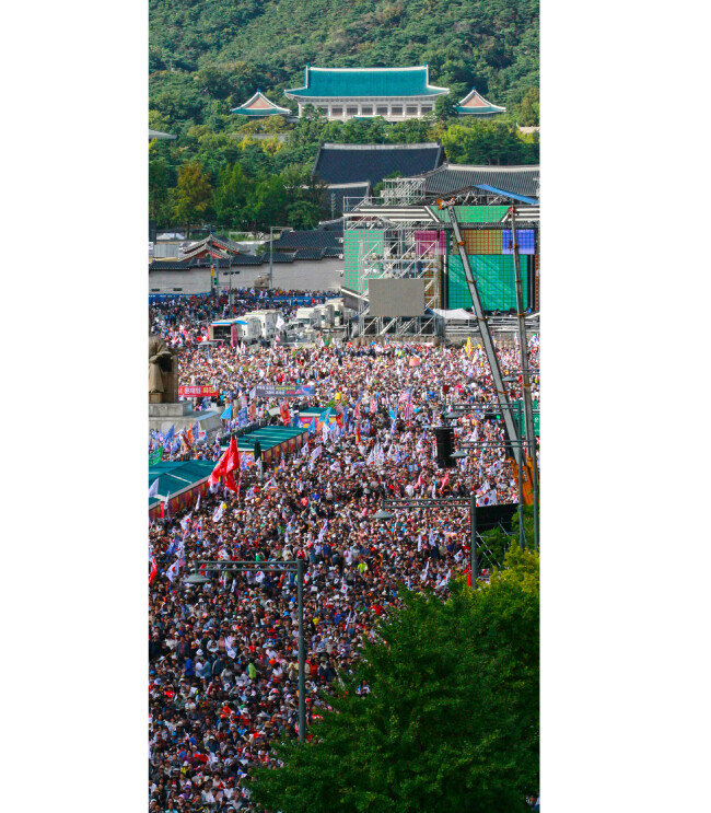 자유한국당과 문재인 하야 범국민 투쟁본부 소속 보수단체들이 10월 3일 서울 광화문 일대에서 문재인 정부를 비판하는 집회를 열고 있다. 