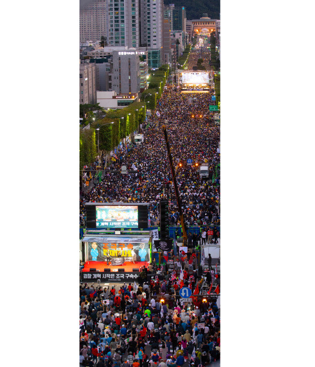 10월 5일 서울 서초구 서초대로에서 촛불 문화제(사진 위쪽)가 열린 가운데 보수단체 회원들이 경찰 저지선을 사이에 두고 맞불집회 형식의 ‘조국 구속 태극기집회’를 개최하고 있다.