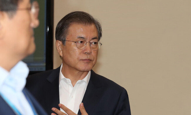 문재인 대통령이 10월 14일 청와대에서 열린 수석·보좌관회의에 참석하고 있다. 문 대통령은 이날 조국 전 법무부 장관 사퇴와 관련해 “국민들 사이에 많은 갈등을 야기한 점에 대해 매우 송구스럽게 생각한다”고 말했다. [청와대사진기자단]