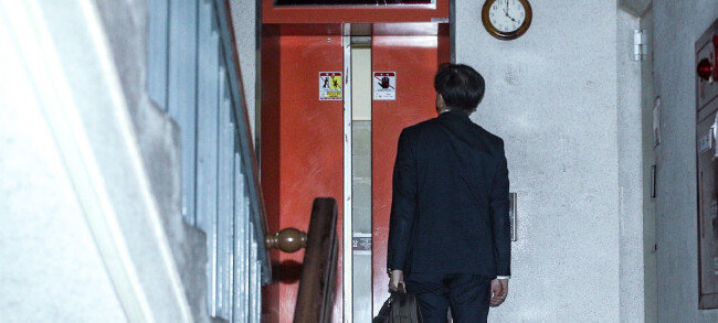 10월 14일 오후 4시경 조국 전 법무부 장관이 서울 서초구 방배동 자택에 들어가기 위해 아파트 엘리베이터를 기다리고 있다. [뉴시스]