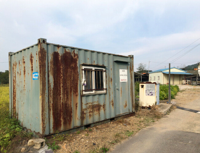 아프리카돼지열병이 발병한 
농장 입구의 가건물.
