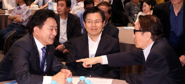 8월 27일 서울 중구 프레스센터에서 열린 ‘대한민국 위기극복 대토론회’ 에서 원희룡 제주지사가 박찬종(오른쪽) 전 국회의원과 대화하고 있다. [뉴시스]
