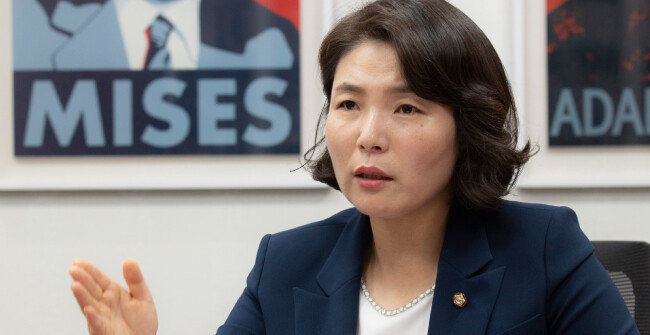 전희경 자유한국당 대변인은 “집권 세력은 모든 것을 선악의 문제로 귀결하면서 거룩한 구도자 행세를 한다”고 했다. [박해윤 기자]
