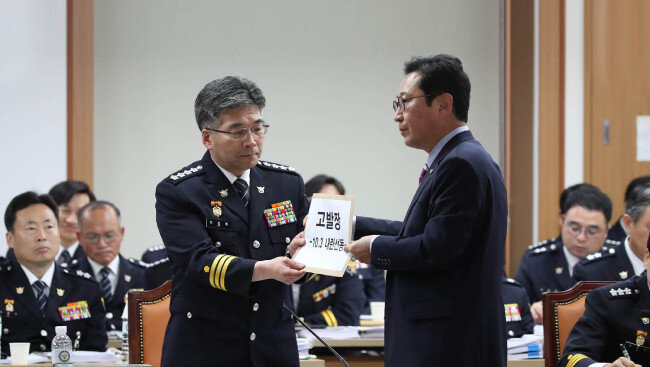 10월 4일 서울 서대문구 경찰청에서 열린 국회 행정안전위원회 국정감사에서 김한정 더불어민주당 의원(오른쪽)이 민갑룡 경찰청장에게 전날 서울 광화문에서 열린 보수단체 집회 주최자인 전광훈 ‘문재인 하야 범국민투쟁본부’ 총괄대표 등에 대해 내란선동 혐의로 수사를 의뢰하는 고발장을 제출하고 있다. [홍진환 동아일보 기자]