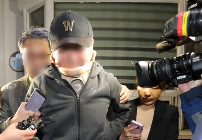 조국 전 법무부 장관 동생 조모(52) 씨가 10월 9일 구속영장이 기각된 직후 경기 의왕시의 서울구치소를 나서고 있다.  [뉴스1]