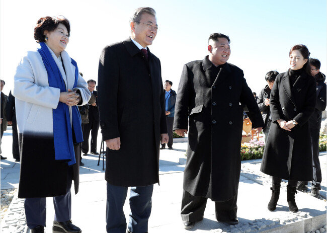 2019년 9월 20일 문재인 대통령 부부와 김정은 국무위원장 부부가 백두산 장군봉에서 밝은 표정으로 대화를 나누고 있다. [공동취재단]
