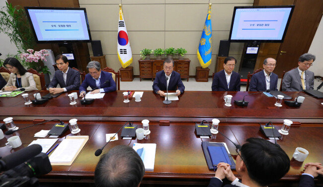 문재인 대통령이 10월 14일 청와대 여민관에서 열린 수석·보좌관회의에서 조국 사태와 관련 “송구스럽다”며 모두발언을 하고 있다. [뉴시스]