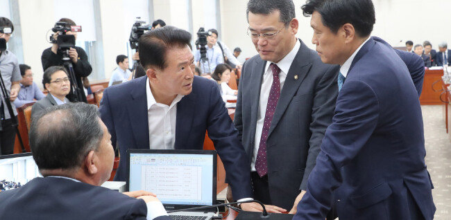 임재훈 바른미래당 의원(오른쪽에서 두 번째)이 9월 24일 고교 무상교육 단계적 실시를 담은 초·중등교육법 개정안을 통과시키기 위해 여야 의원들과 대화를 나눴다. [안철민 동아일보 기자]