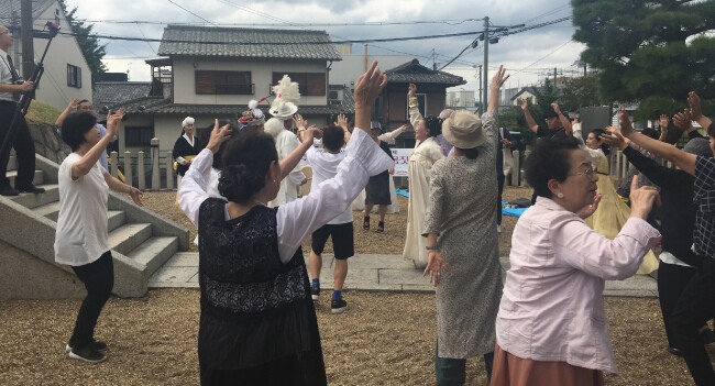 행사 하이라이트는 한국과 일본인 참석자와 관객 100여 명이 함께 어울린 강강술래. 너나없이 어울려 축제와 웃음의 한판을 만들어냈다. 한일갈등 분위기는 찾아볼 수 없었다. [허문명 기자]