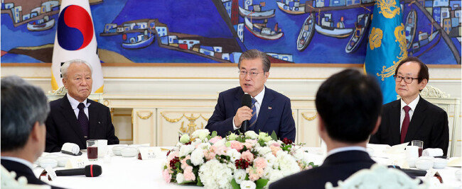 문재인 대통령이 4월 3일 청와대 본관 인왕실에서 열린 경제계 원로 초청 오찬간담회에서 인사말을 하고 있다. 왼쪽이 박승 전 한국은행 총재. [청와대 제공]