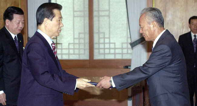 2002년 4월 1일 김대중 당시 대통령이 청와대에서 박승 한국은행 총재에게 임명장을 주고 있다. [동아DB] 
