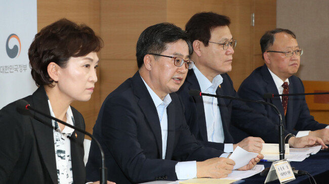 2018년 9월 13일 김동연 당시 경제부총리 겸 기획재정부 장관(왼쪽 두 번째)과 김현미 국토부 장관(왼쪽) 등이 ‘9·13 부동산 대책’을 발표하고 있다.
