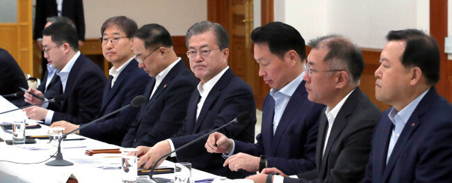 7월 10일 청와대에서 열린 국내 대기업 30개사 총수 및 최고경영자 초청 간담회에서 문재인 대통령이 입을 굳게 다문 채 참석자들의 발언을 듣고 있다. [청와대사진기자단]