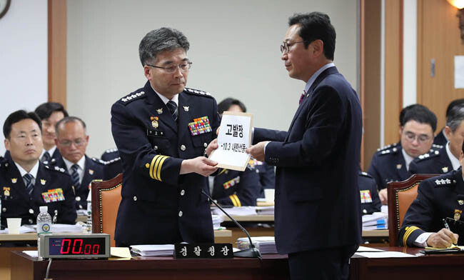 10월 4일 서울 서대문구 경찰청에서 열린 국회 행정안전위원회 국정감사에서 김한정 더불어민주당 의원(오른쪽)이 민갑룡 경찰청장에게 전날 서울 광화문에서 열린 보수단체 집회 주최자인 전광훈 ‘문재인 하야 범국민투쟁본부’ 총괄대표 등에 대해 내란선동 혐의로 수사를 의뢰하는 고발장을 제출하고 있다. [홍진환 동아일보 기자]