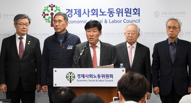 경제사회노동위원회(경사노위)가 탄력근로제 단위 기간을 현행 최장 3개월에서 최장 6개월로 연장하는 방안에 합의한 2월 19일 서울 경사노위에서 이철수 경사노위 노동시간제도개선위원회 위원장(가운데)이 합의 결과를 발표 하고 있다. [뉴스1]