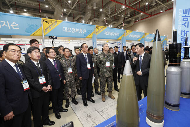 지난해 11월 열린 제2회 ‘2018 대한민국 스마트 국방‧드론 산업대전’에 참석한 주요 내빈들이 ‘풍산’의 부스를 방문해 관계자의 설명을 듣고 있다. [박해윤 기자]
