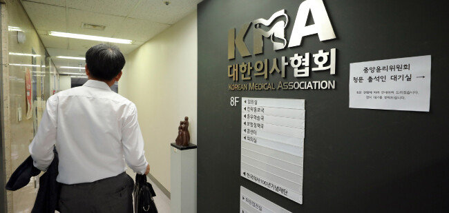 8월 24일 서울 용산구 대한의사협회에서 열린 중앙윤리위원회에서 위원들이 회의실로 들어가고 있다. 대한의사협회는  8월 21일 상임이사회를 열고 조국 전 법무부 장관 딸이 고등학교 재학 중 영어 논문을 제출하고 제1저자(주저자)로 등재되는 과정을 지도한 단국대 의과대학 A교수의 심의를 중앙윤리위원회에 요청했다. [뉴스1]