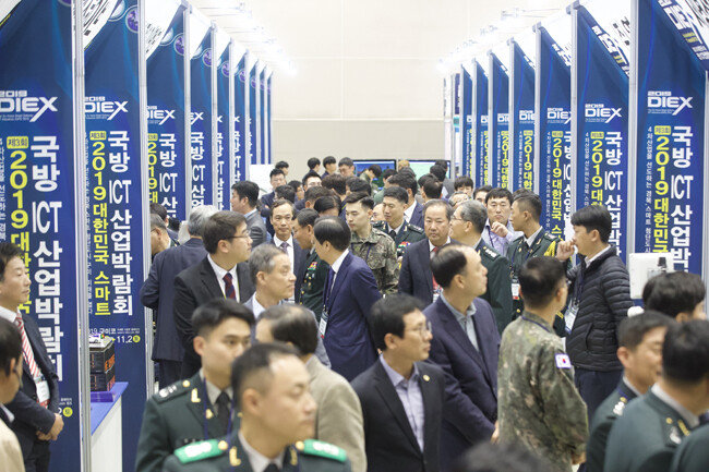 10월 31일 경북 구미시 구미코에서 열린 ‘제3회 2019 대한민국 스마트 국방 ICT 산업박람회’에서 관람객들이 전시 부스를 관람하고 있다. 박람회는 11월 2일까지 계속된다. 