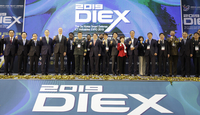 10월 31일 경북 구미시 구미코에서 열린 ‘제3회 2019 대한민국 스마트 국방 ICT 산업박람회’ 개막식에 김현권 더불어민주당 의원, 백승주 자유한국당 의원, 서욱 육군참모총장, 에릭 존 보잉코리아 사장 등 내·외빈들이 파이팅을 외치고 있다. 박람회는 11월 2일까지 열린다. [지호영 기자]