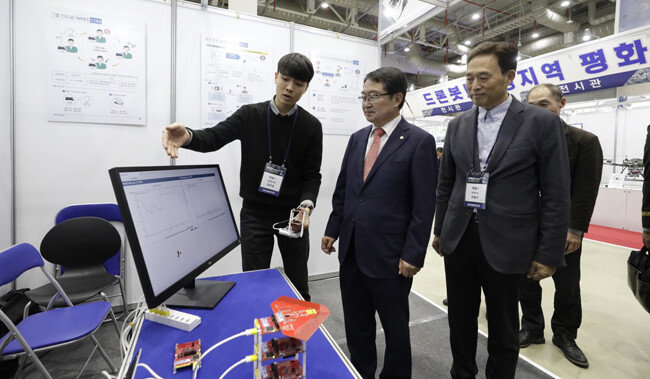 10월 31일 경북 구미시 구미코에서 열린 ‘제3회 2019 대한민국 스마트 국방 ICT 산업박람회’에서 백승주 자유한국당 의원이 위탐 관계자로부터 위치추적시스템에 대해 설명을 듣고 있다. 박람회는 11월 2일까지 열린다. [지호영 기자]
